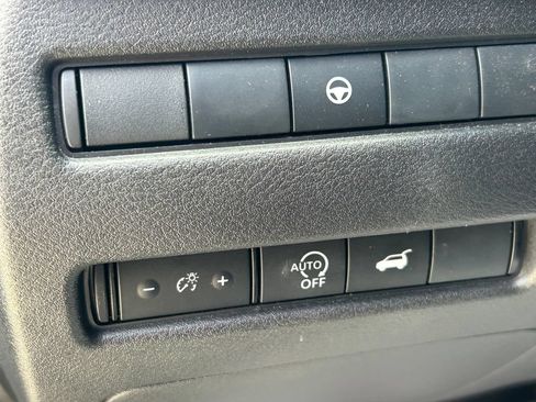 Used 2025 Nissan Rogue SV FWD image 21