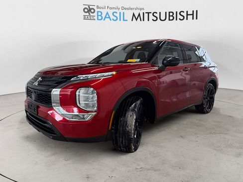 Used 2024 Mitsubishi Outlander SE Black Edition image 2