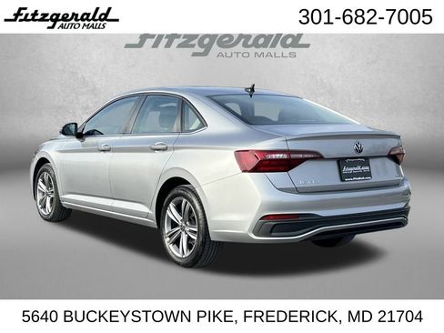 Used 2024 Volkswagen Jetta SE image 8