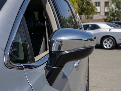 Used 2023 Chrysler Pacifica Limited FWD image 12