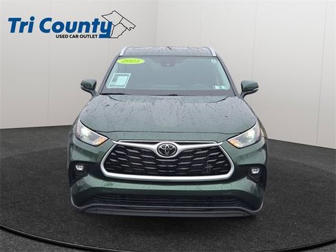 Used 2025 Toyota Highlander XLE image 2