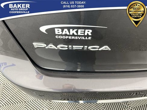 Used 2023 Chrysler Pacifica Touring-L image 32