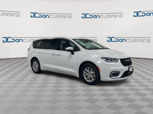 Used 2023 Chrysler Pacifica Touring-L FWD image 2