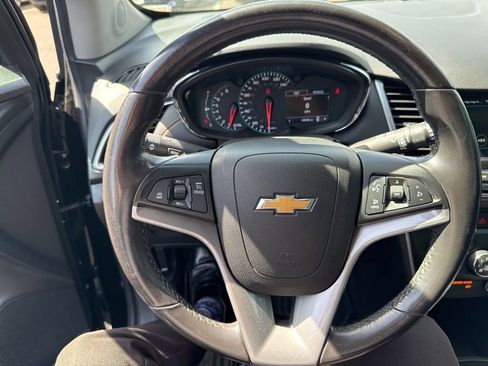 Used 2019 Chevrolet Trax LT w/ LT Convenience Package FWD image 7