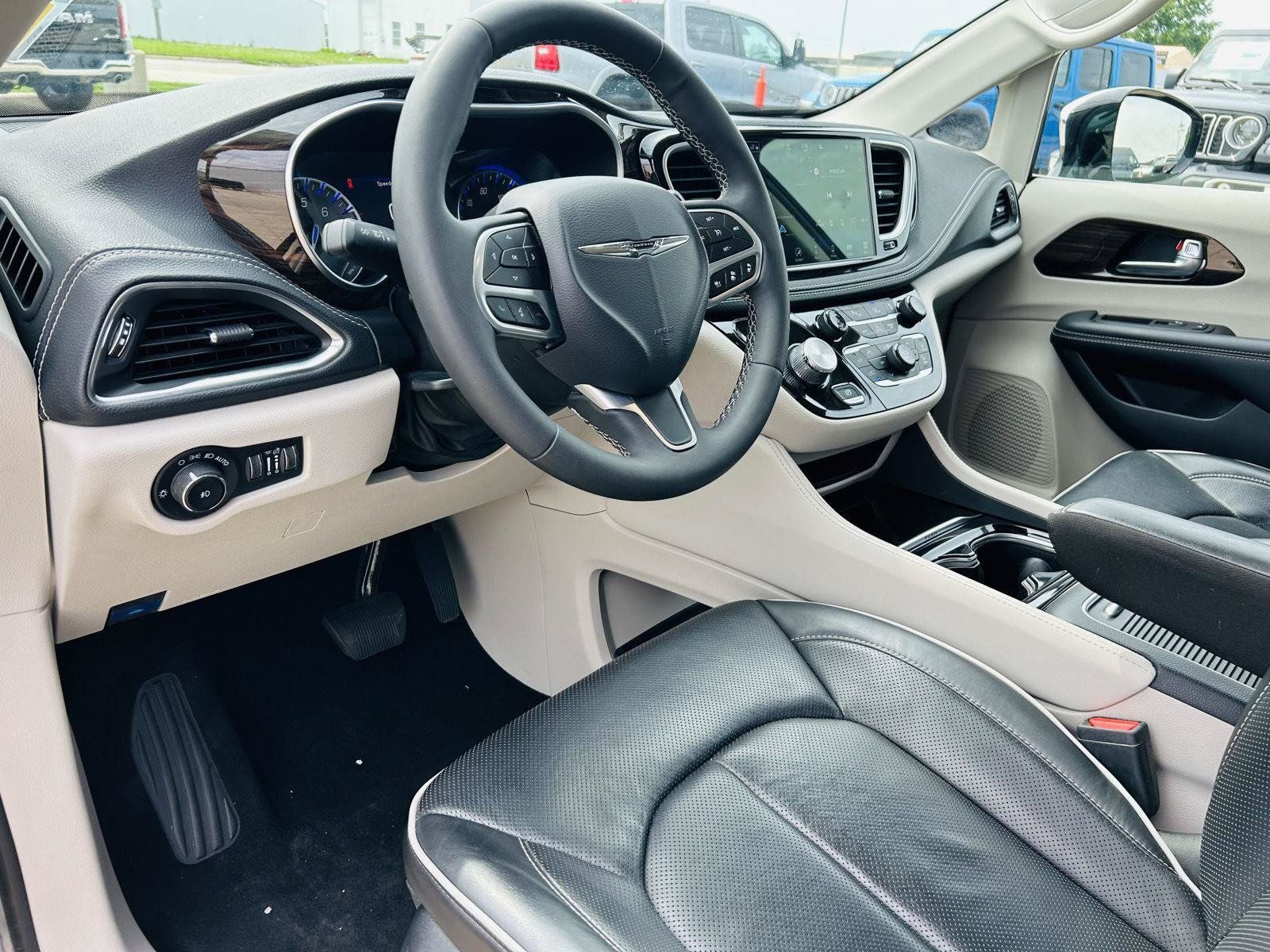 Used 2023 Chrysler Pacifica Limited FWD image 18