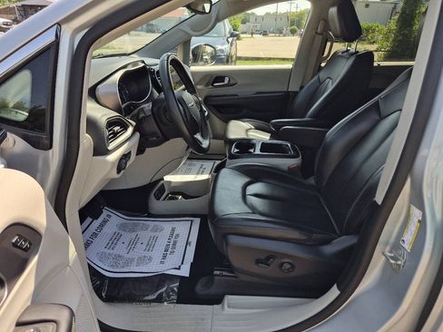 Used 2023 Chrysler Pacifica Touring-L FWD image 9