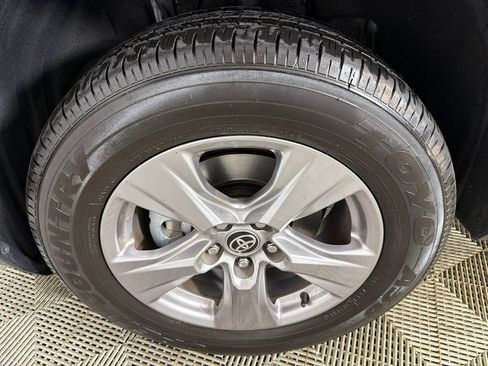 Used 2022 Toyota RAV4 XLE FWD image 11