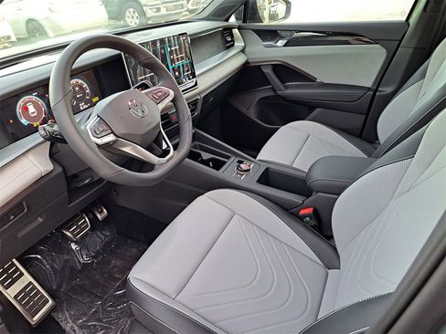 New 2026 Volkswagen Tiguan SE R-Line image 6