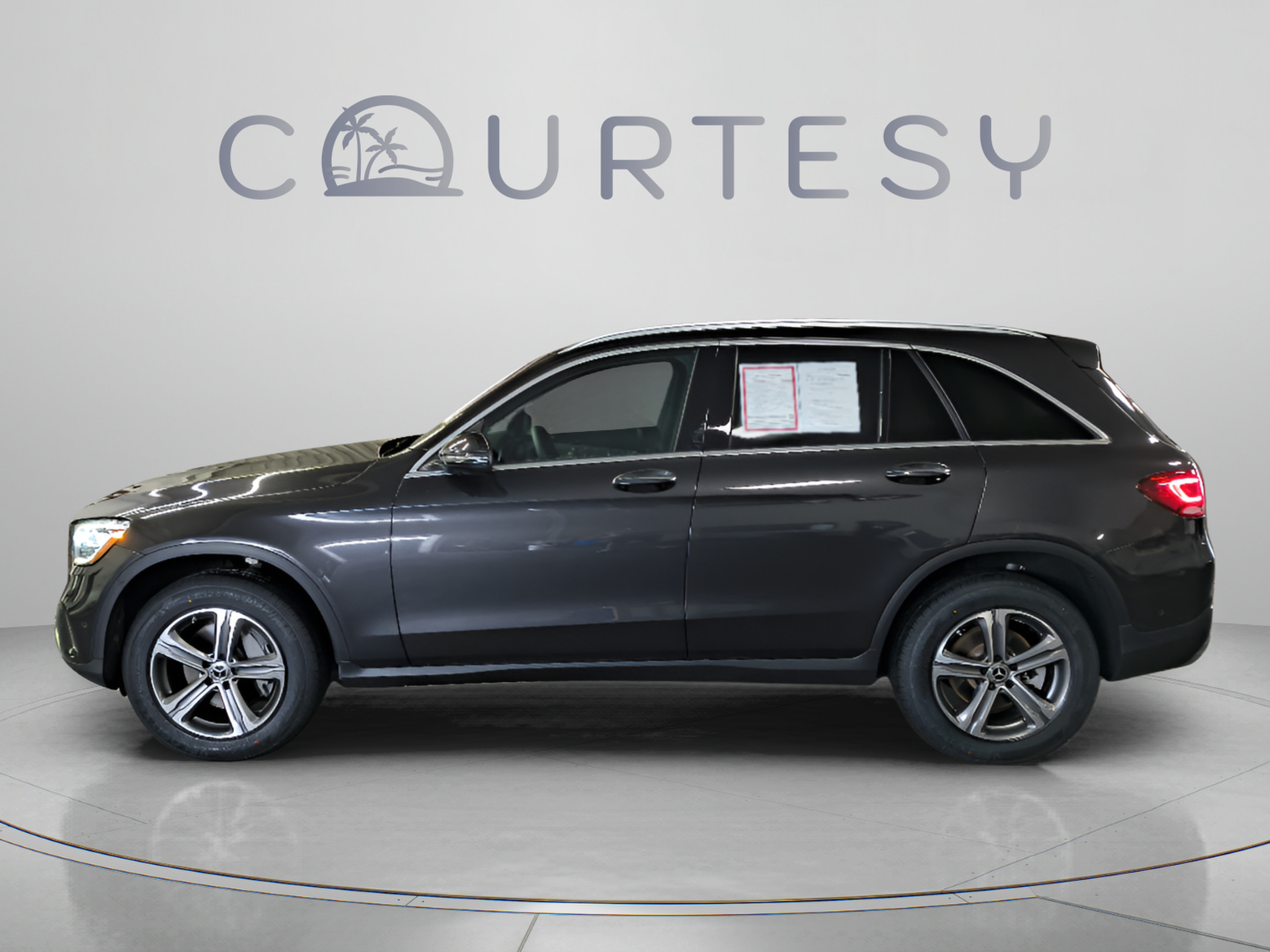 Used 2022 Mercedes-Benz GLC 300 image 2