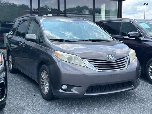 Used 2012 Toyota Sienna XLE w/ Premium Pkg FWD image 3