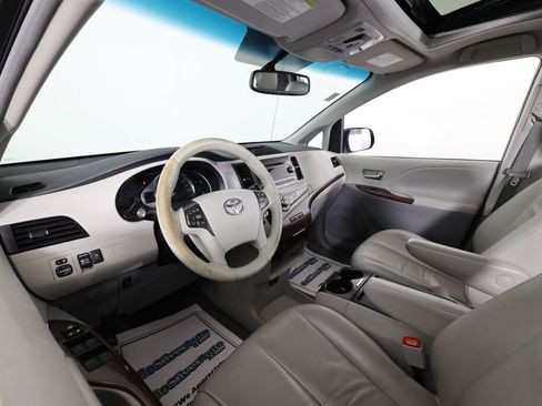 Used 2011 Toyota Sienna XLE FWD image 10