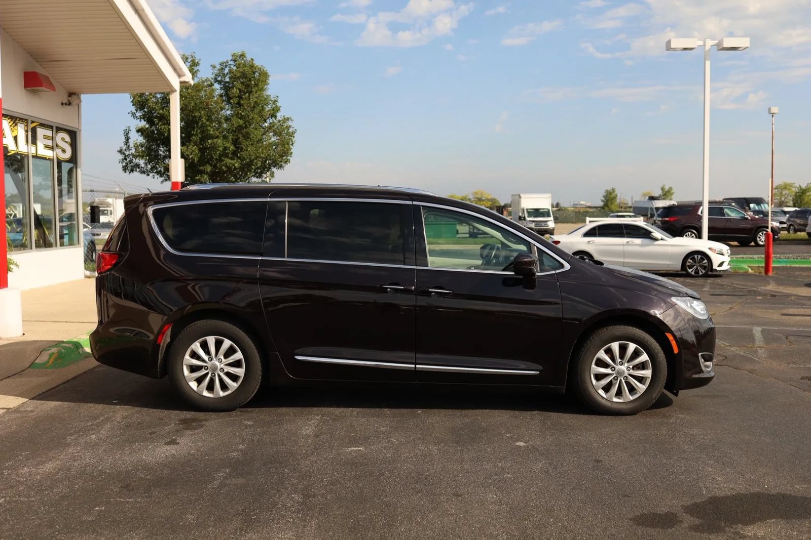 Used 2019 Chrysler Pacifica Touring-L FWD image 4