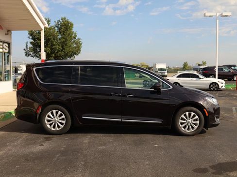 Used 2019 Chrysler Pacifica Touring-L FWD image 4