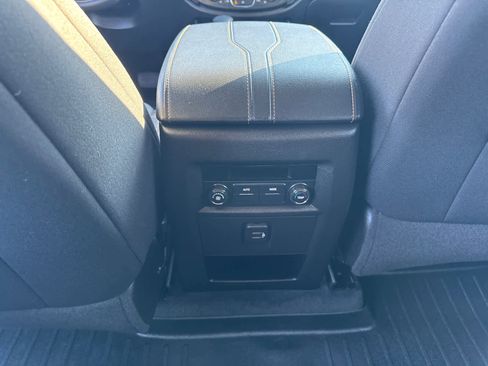 Used 2021 Chevrolet Traverse LT image 32