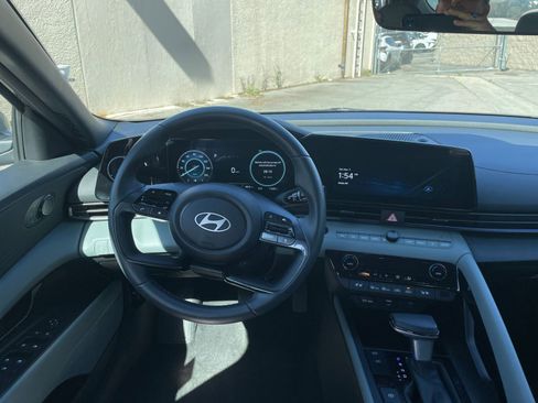 Used 2025 Hyundai Elantra Limited image 36