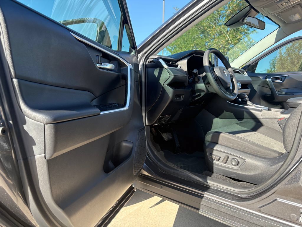Used 2021 Toyota RAV4 XLE AWD/4WD image 7