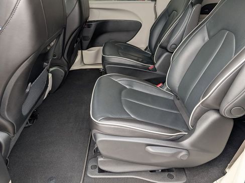 Used 2023 Chrysler Pacifica Limited image 40