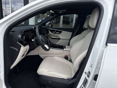 Used 2025 Mercedes-Benz GLC 300 4MATIC image 10