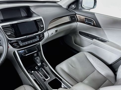 Certified 2017 Honda Accord EX-L image 24
