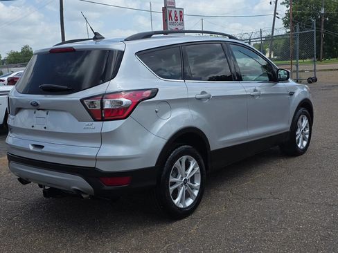Used 2018 Ford Escape SE w/ SE Sync 3 Package FWD image 3