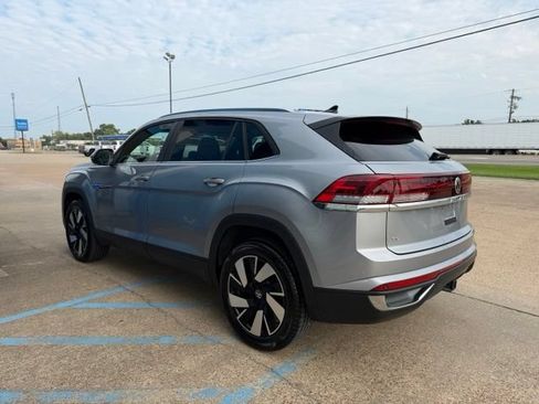 Used 2026 Volkswagen Atlas Cross Sport SE FWD image 3