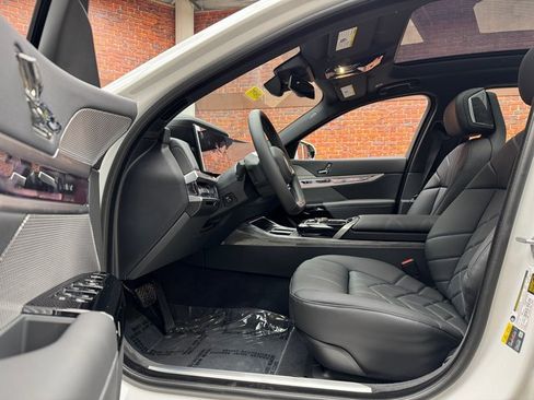 Used 2025 BMW i7 eDrive50 w/ Premium Package image 22