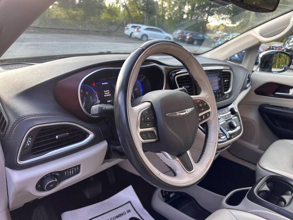 Used 2017 Chrysler Pacifica Limited w/ UConnect Theater Package FWD image 13