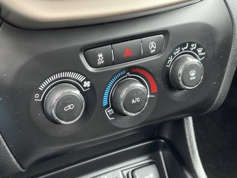 Used 2018 Jeep Cherokee Latitude w/ Altitude Package image 30