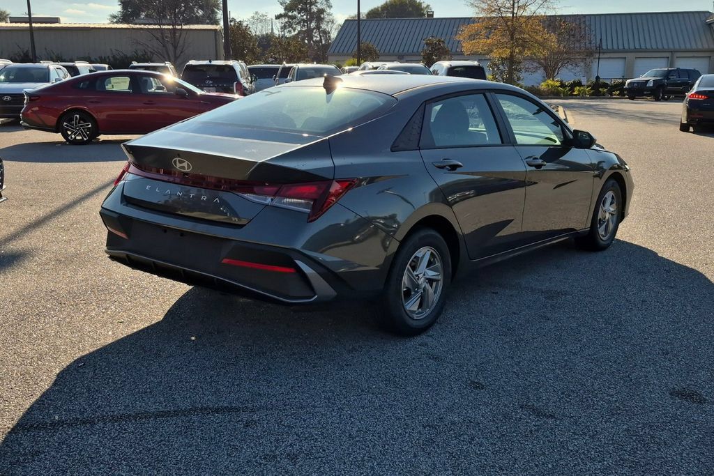 New 2026 Hyundai Elantra SE FWD image 5