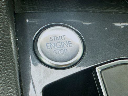 Used 2021 Volkswagen Tiguan SE image 19