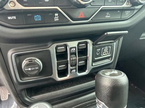 Used 2024 Jeep Wrangler Unlimited Sahara AWD/4WD image 39