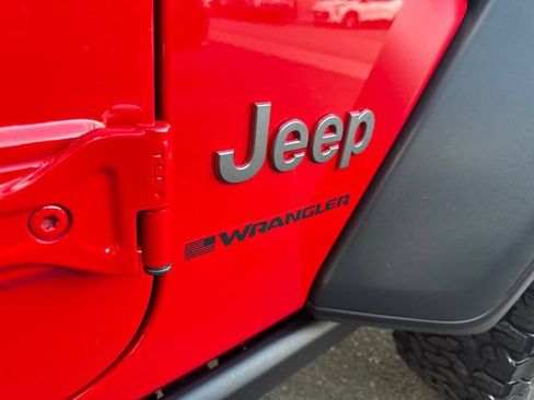 Used 2025 Jeep Wrangler Unlimited Rubicon w/ Convenience Group AWD/4WD image 30