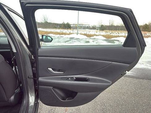 Used 2025 Hyundai Elantra SE image 20