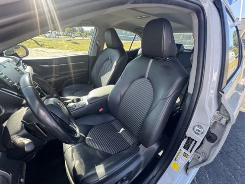 Used 2022 Toyota Camry SE image 9