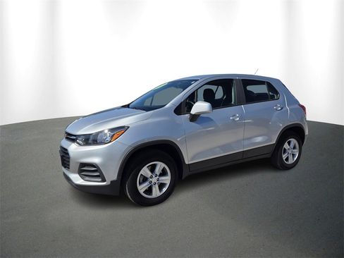 Used 2018 Chevrolet Trax LS image 2