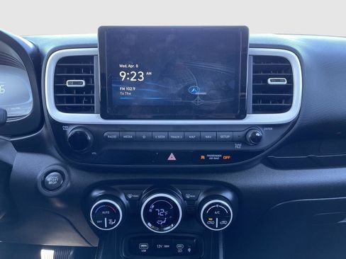 Used 2023 Hyundai Venue Limited FWD image 9