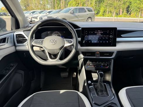 Used 2025 Volkswagen Taos SE FWD image 12