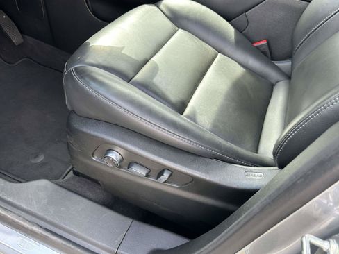 Used 2025 Cadillac XT4 Premium Luxury FWD image 19