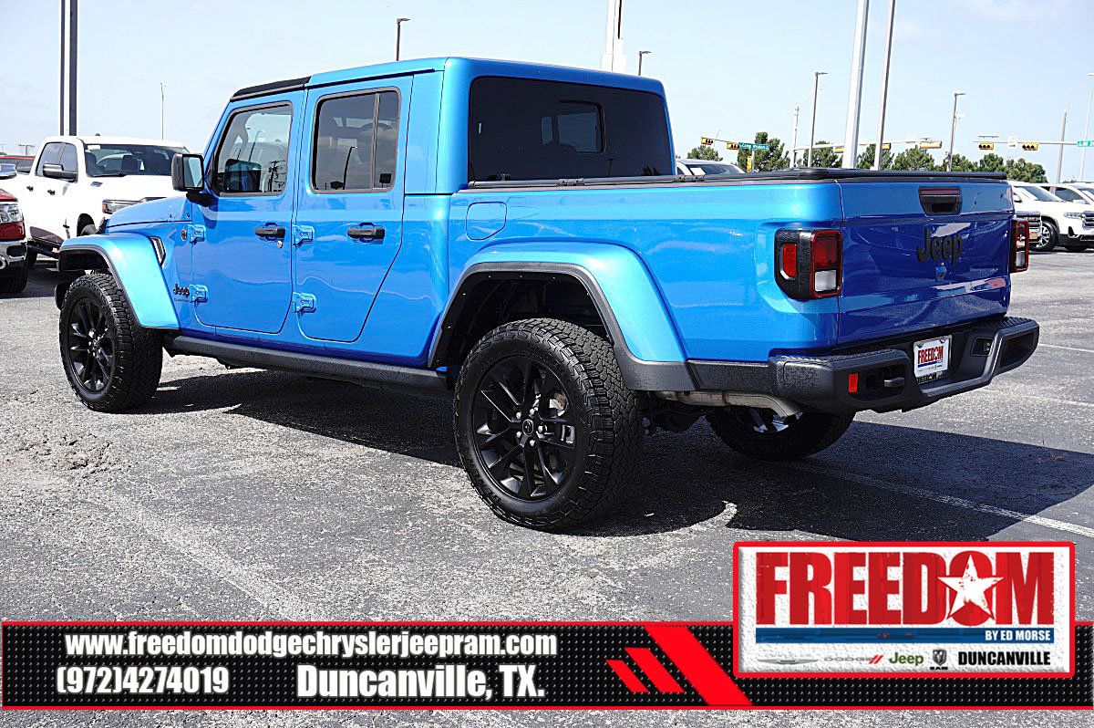 Used 2025 Jeep Gladiator Sport AWD/4WD image 3