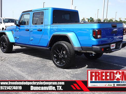 Used 2025 Jeep Gladiator Sport AWD/4WD image 3
