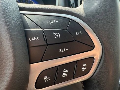 Used 2024 Chrysler Pacifica Touring-L FWD image 34