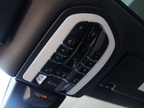 Certified 2025 Porsche Macan image 27