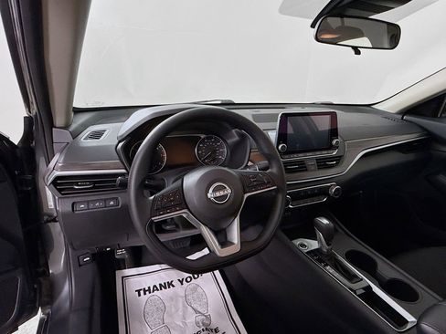 Used 2025 Nissan Altima 2.5 SV FWD image 9