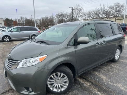 Used 2014 Toyota Sienna XLE image 1