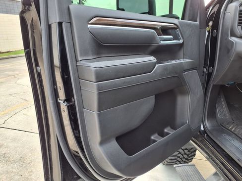 Used 2025 Chevrolet Silverado 2500 LT w/ Leather Package AWD/4WD image 21