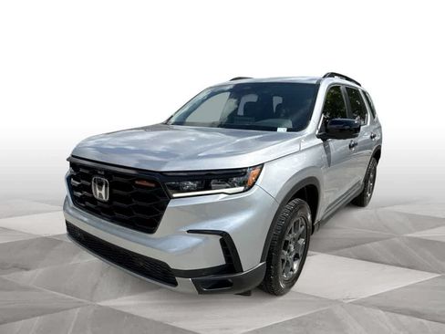 Used 2025 Honda Pilot TrailSport image 4