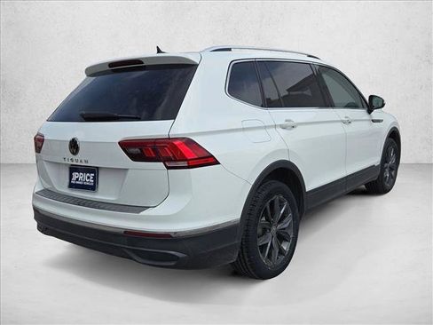 Used 2022 Volkswagen Tiguan SE w/ Panoramic Sunroof Package FWD image 5