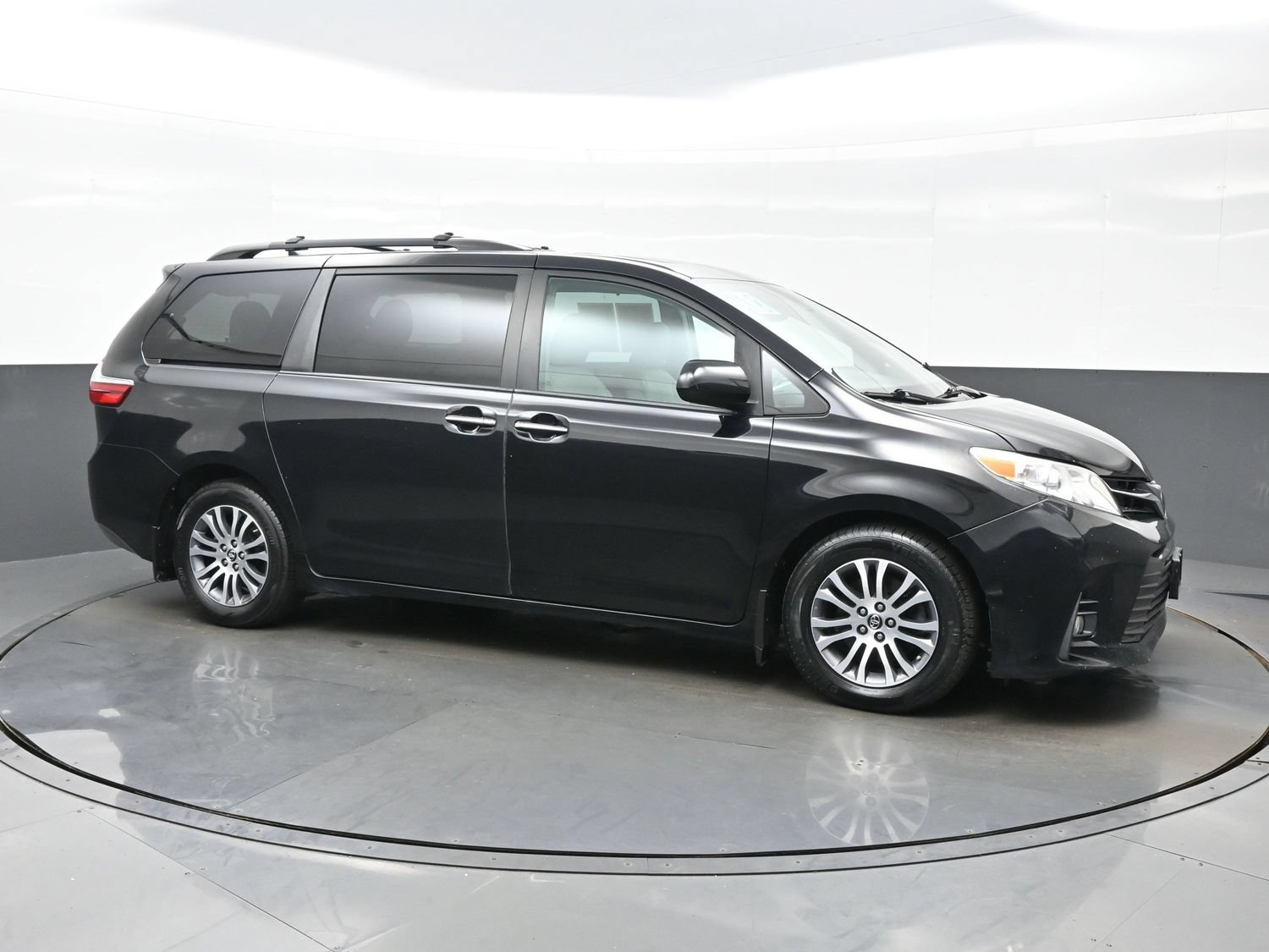 Used 2018 Toyota Sienna XLE Premium w/ Carpet Mat Package FWD image 10