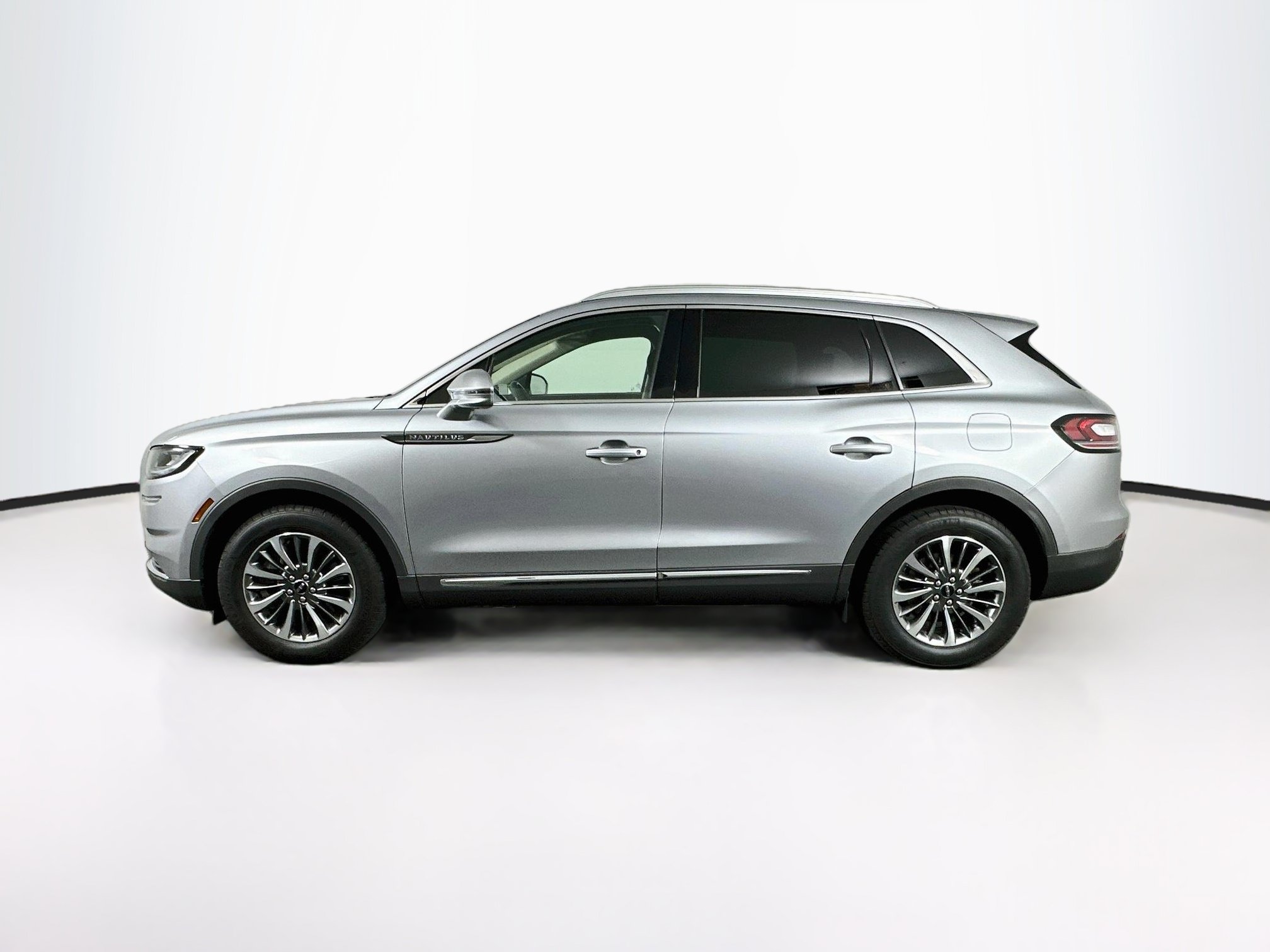 Used 2023 Lincoln Nautilus FWD w/ Premium Package image 4