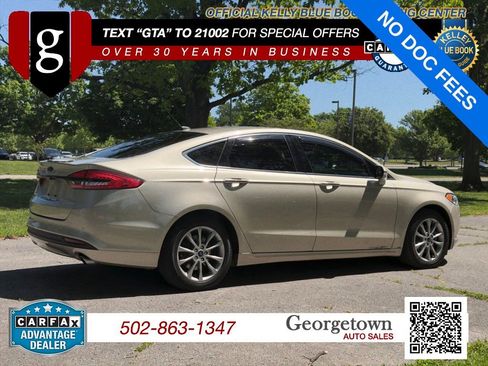 Used 2017 Ford Fusion SE w/ Fusion SE Technology Package FWD image 4